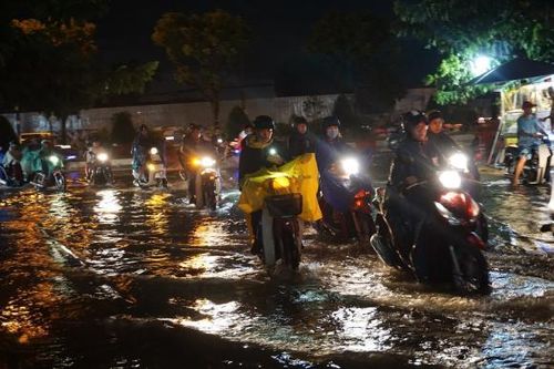 TPHCM mưa lớn, hàng trăm phương tiện tê liệt trên đường
