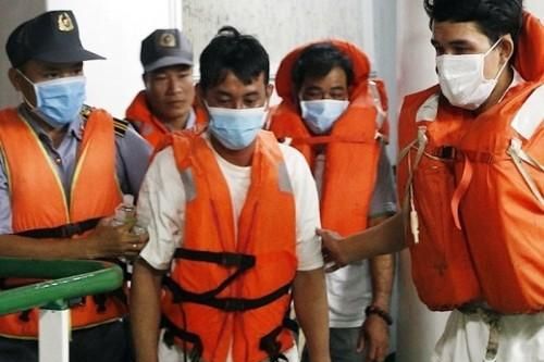 Hành trình 48 tiếng sống sót nhờ ôm bè gỗ của 3 ngư dân Bình Định