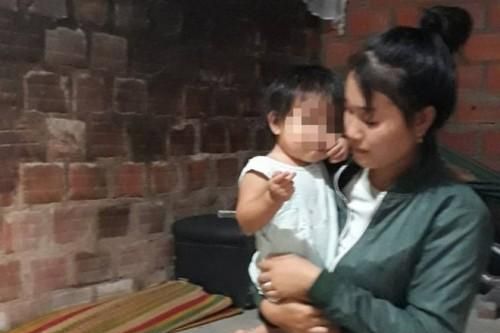 Tai nạn thương tâm: Giúp hàng xóm sửa lại mái nhà sau bão số 9, người bố trẻ bị tường đè tử vong