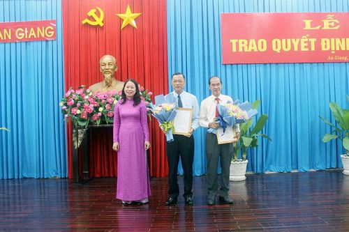 Ban Thường vụ Tỉnh ủy An Giang trao quyết định công tác cán bộ