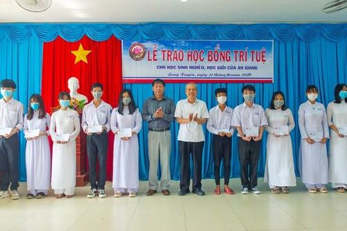 Trao học bổng quỹ Học bổng Từ thiện trí tuệ năm học 2020- 2021