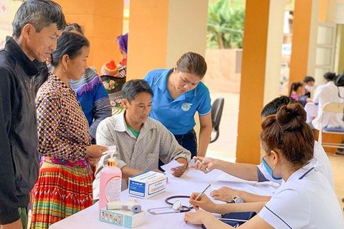 Khám bệnh, cấp thuốc miễn phí cho hơn 300 người dân xã Nậm Nhừ