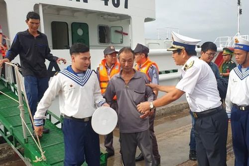 Tình người giữa cuồng phong