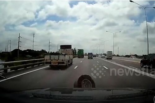 Bán tải 'nhả' bánh dự phòng, ô tô phía sau lãnh đủ