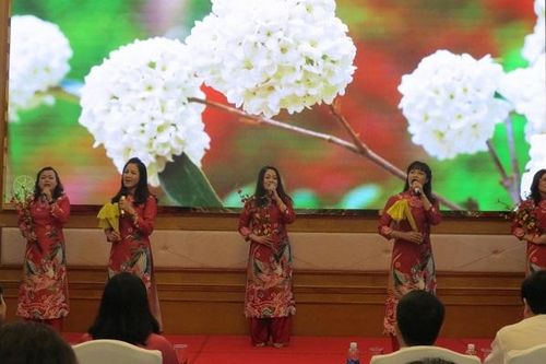 Phụ nữ Vinataba 'Giỏi việc nước, đảm việc nhà'