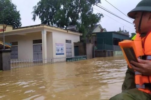 Tiếp tế lương thực, nước uống cho xã có 5.000 người dân bị lũ cô lập