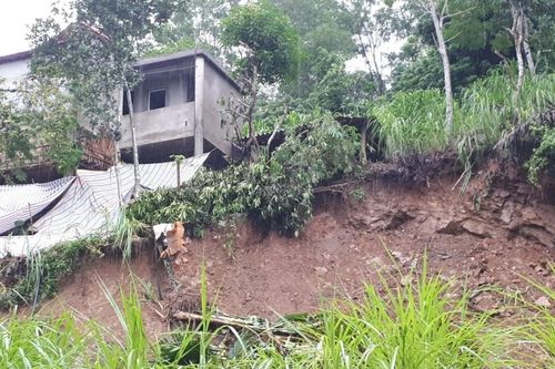 Sạt lở đồi núi, đất đá tràn xuống 'uy hiếp' hàng trăm hộ dân miền Tây Nghệ An