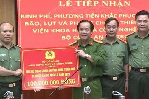 Chung tay chia sẻ khó khăn với đồng bào vùng bão lụt Thừa Thiên Huế