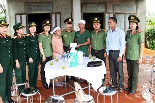 Tuổi trẻ CAND sẻ chia khó khăn tới đồng bào vùng bão lụt Quảng Trị