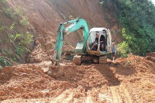 Tiếp cận ngôi làng ở huyện Bắc Trà My có 80 hộ dân bị cô lập