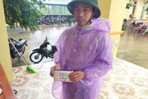 Thấy dây chuyền vàng trong quần áo cứu trợ, dân nghèo Hà Tĩnh tìm người trả lại