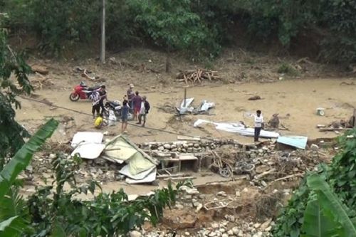 Lũ cuốn trôi cầu treo, 80 hộ dân ở Quảng Nam bị cô lập