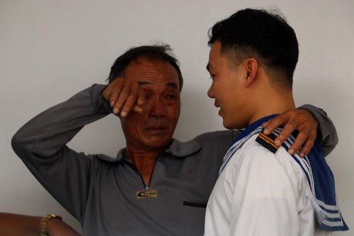 Gặp lại con trai sau 48 giờ chống chọi bão dữ, ngư dân òa khóc: 'Ba sống rồi'