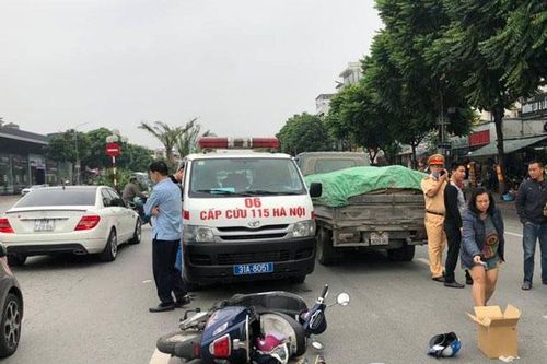 Va chạm với xe tải, nữ sinh đi xe máy điện tử vong