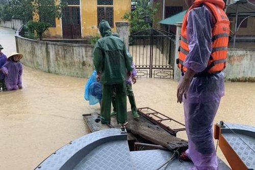 Nước sông dâng cao, lính biên phòng giải cứu hơn 200 người dân 'ốc đảo' Hồng Lam