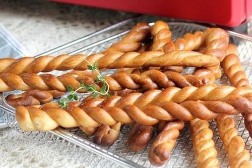 Dùng nồi chiên không dầu làm quẩy thừng chiên giòn siêu dễ lại lành mạnh