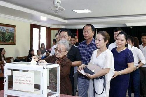 Tình người gửi về vùng lũ