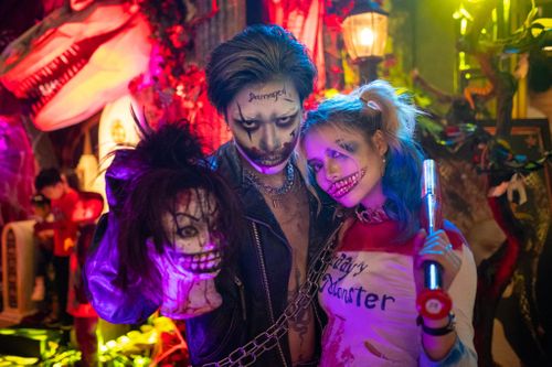Thợ trang điểm vỉa hè kiếm tiền triệu trong đêm Halloween