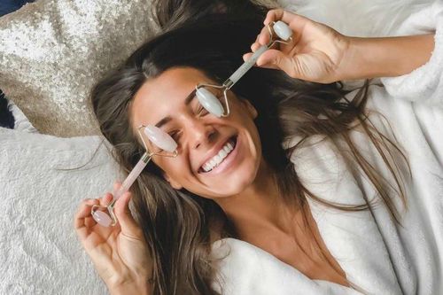 6 tác dụng của đá lăn cho khuôn mặt