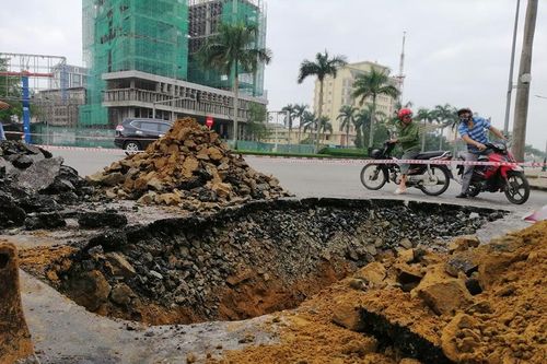 Xuất hiện 'hố tử thần' giữa TP Vinh