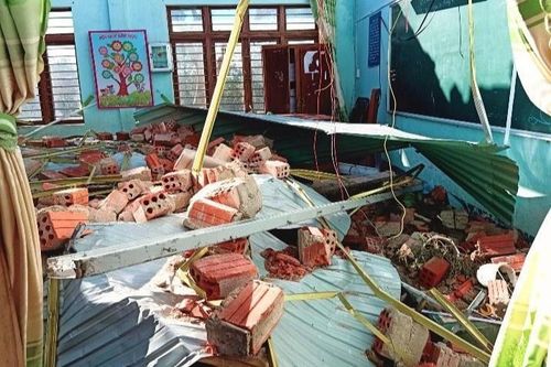 Bốn học sinh bị vùi chết, 300 trường học ở Quảng Nam tan hoang sau bão