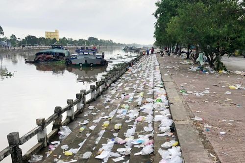 Gần 100 công nhân gom 4 tấn rác sau lễ hội Ook Om Bok