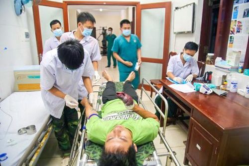 Bác sĩ ở Trường Sa cứu ngư dân gặp nạn trên biển