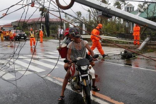 Vỡ đê, làng mạc bị nhấn chìm trong bão Goni ở Philippines