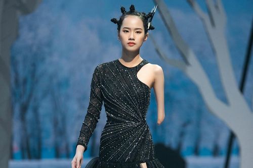 Người mẫu khuyết tay 15 tuổi sải bước trên sàn diễn