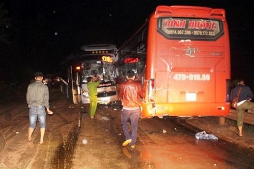 Tai nạn giao thông mới nhất hôm nay 1/11: Xe khách đâm liên hoàn, nhiều hành khách bị thương