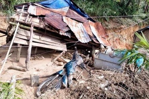 Lũ quét kèm sạt lở kinh hoàng, cả ngôi làng suýt bị xóa sổ