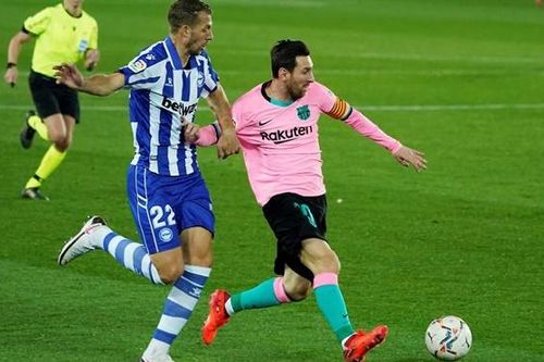 Messi cố tình đá bóng vào trọng tài vẫn thoát thẻ đỏ, cộng đồng mạng bức xúc