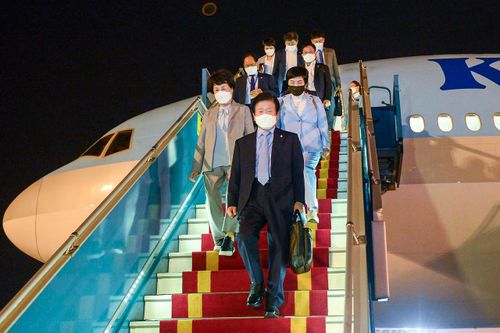 Chủ tịch Quốc hội Hàn Quốc đến Hà Nội, bắt đầu chuyến thăm chính thức Việt Nam