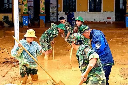 Hướng Việt đứng dậy sau lũ