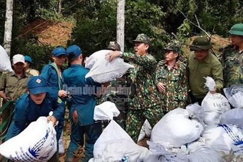 Huy động hơn 300 cán bộ, chiến sĩ vận chuyển lương thực cứu trợ nhân dân xã Phước Thành và Phước Lộc