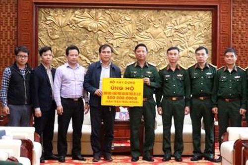 Bộ Xây dựng hỗ trợ Quân khu 4 khắc phục hậu quả mưa lũ