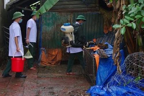 Bộ CHQS tỉnh Hà Tĩnh phun thuốc khử trùng các khu dân cư sau lũ