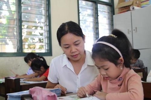 Thầy trò vùng biên 'dạy đâu chắc đấy' với SGK mới