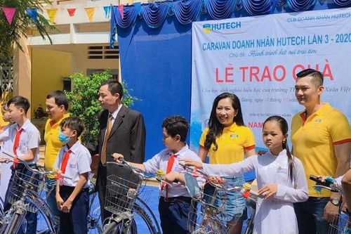 Caravan Doanh nhân HUTECH 2020: Mang yêu thương đến với học sinh khó khăn