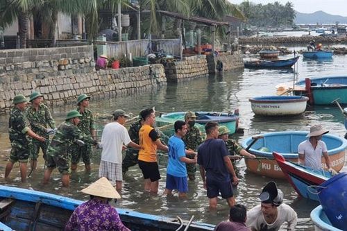 Thắm tình quân dân trong mưa bão