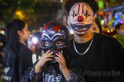 Đêm Halloween, phố cổ Hà Nội nhộn nhịp những 'hồn ma'