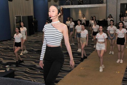 Rèn vũ đạo chờ ngày tỏa sáng