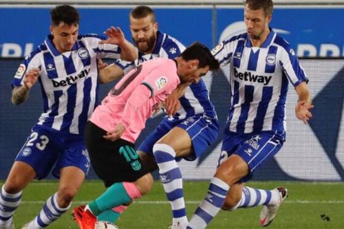 Barca thoát thua Alaves, HLV Koeman nổi giận với hàng công