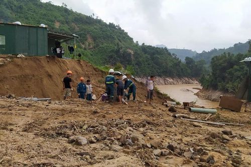Dùng ròng rọc đưa 167 công nhân thủy điện Đăk Mi 2 bị cô lập ra ngoài