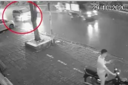 Công an truy tìm tài xế ô tô Innova đâm chết cụ bà trên vỉa hè