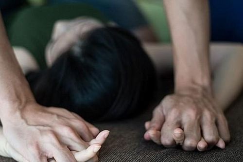 Bắt giữ giáo viên cấp 2 đưa học sinh vào khách sạn rồi quan hệ tình dục