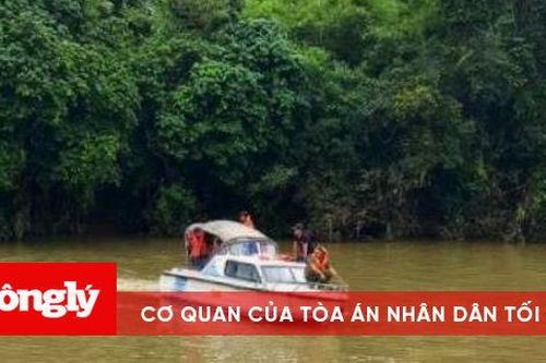 Điều ca nô chở gạo cứu đói cho người dân vùng bị cô lập do bão số 9