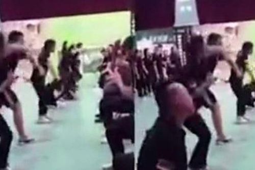 Huấn luyện doanh nghiệp ở Trung Quốc, nhân viên quỳ tự tát vào mặt