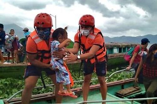 Siêu bão Goni sức gió lên tới 310km/h tấn công Philippines, 1 triệu người phải sơ tán
