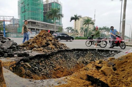 Xuất hiện hố sụt lún tại thành phố Vinh sau mưa lũ